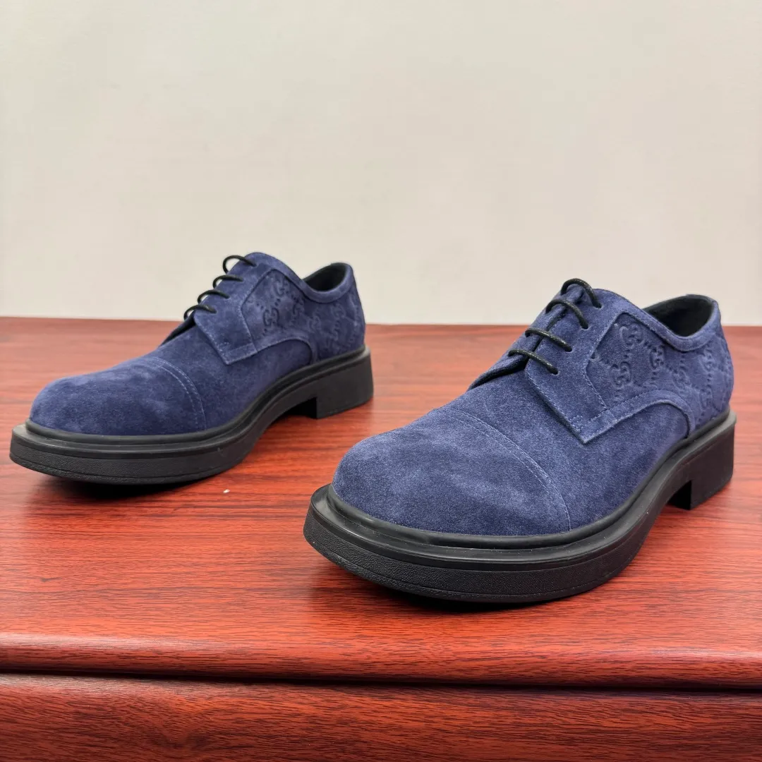 Batch 800 Gucci/Gucci new men's lace-up shoes with GG details, suede leather derby shoes! Rooted in the brand's heritage, these men's lace-up shoes are crafted from suede calfskin and embellished with GG-print embossed suede details in homage to Gucci's iconic monogram. The rubber sole decorated with GG pattern adds a touch of modern fashion to this design. Typical three-joint style design. European and American classic version, full calfskin lining. The overall upper texture is soft and the lining is comfortable and breathable. 2CM thickened soft rubber sole, easy to control. Versatile and stylish upper foot, multiple colors available to meet different matching needs, complete package! Size: 39-40-41-42-43-44 leather shoe size (can be customized to 38.45) Item number: 7826Z suede blue